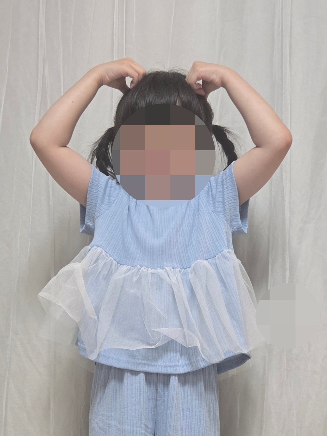 적응잘하는 우리아이가 하트를 하고 있는 모습