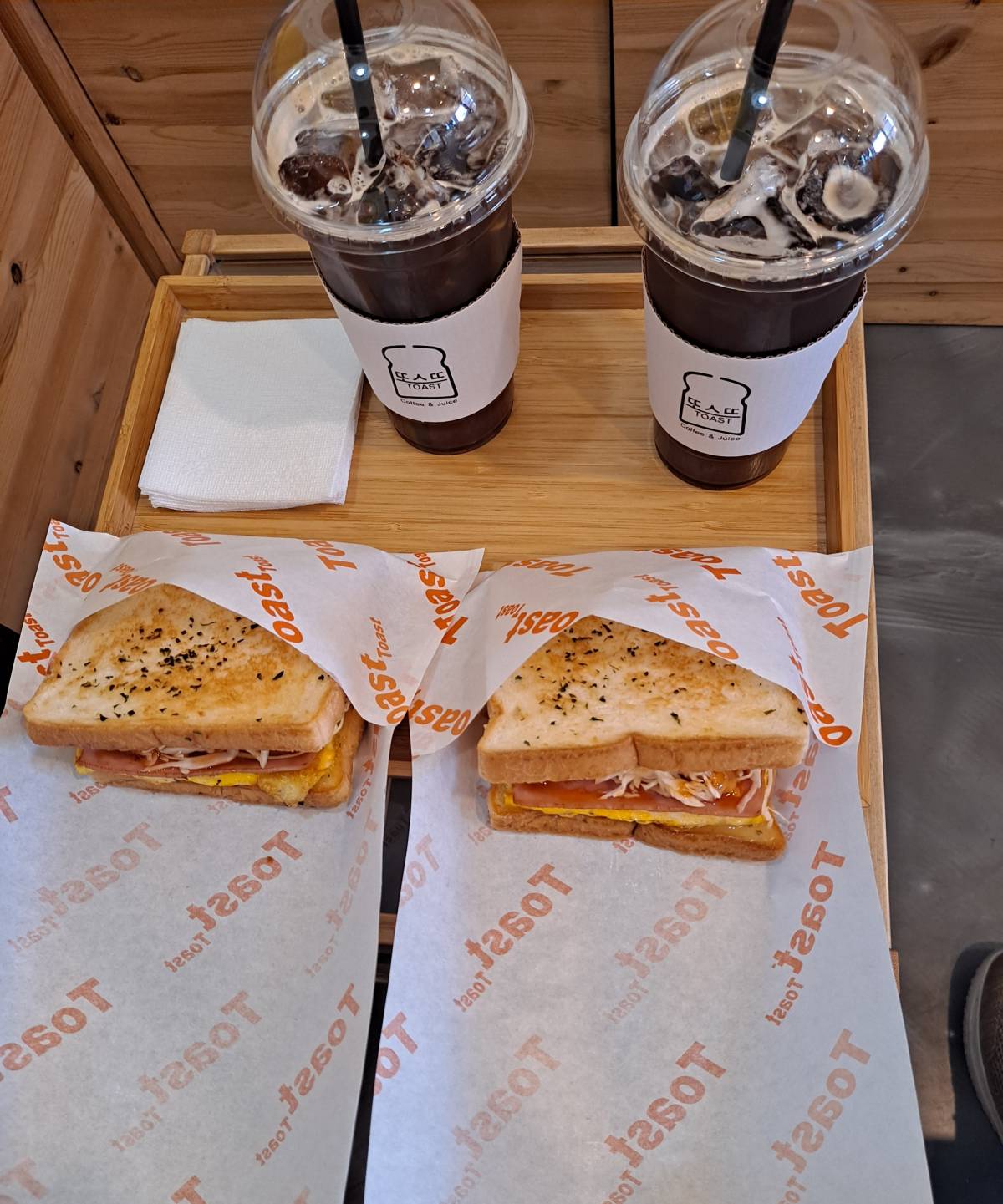 트레이에 담긴 음식들