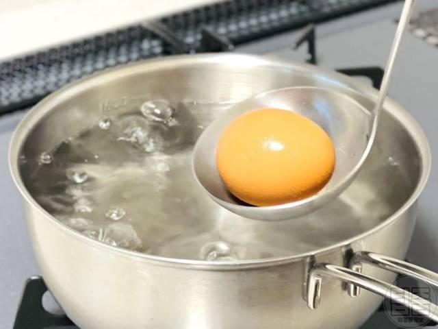 삶은달걀 깨짐 이유 달걀삶는법 삶은계란 노른자 변색 국자
