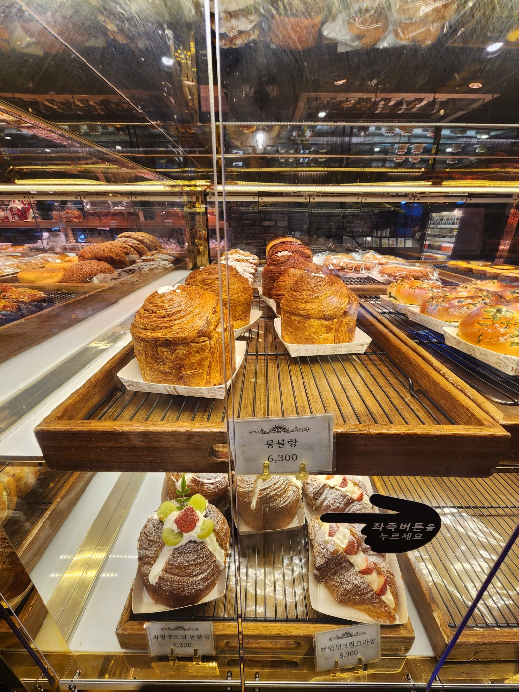 쇼케이스 안에 진열되어있는 몽블랑