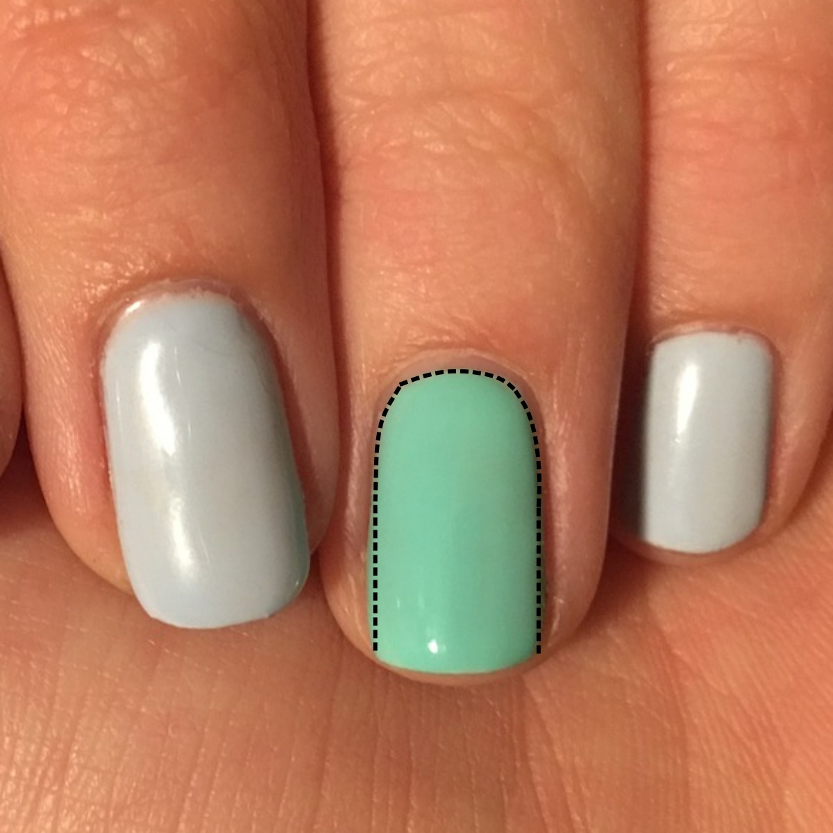 손톱에 젤네알을 바르기 좋은 위치를 설명 꽉 채우지 않고 살짝 여유를 두고 바른다