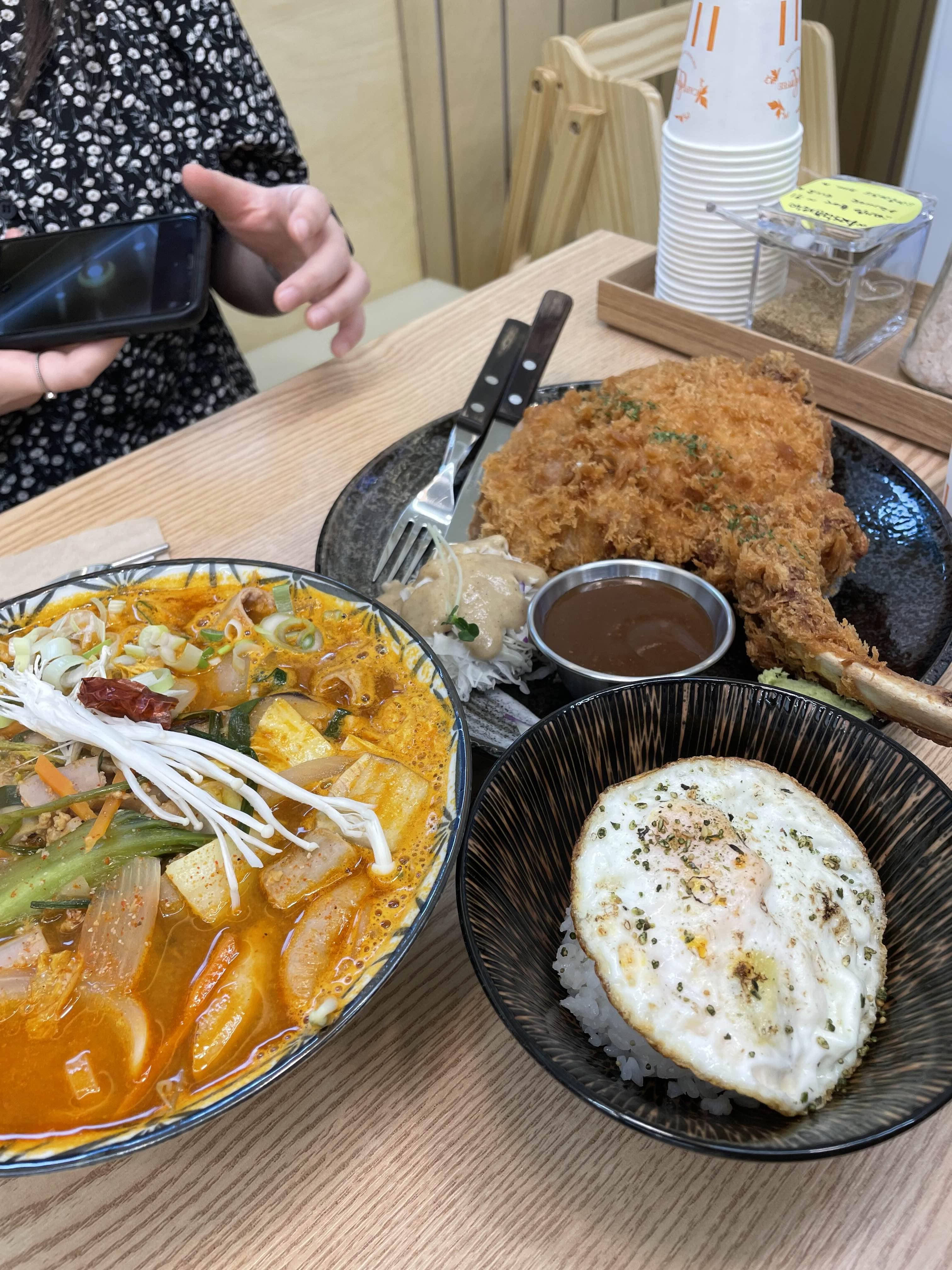 돈까스와 쌀국수사진