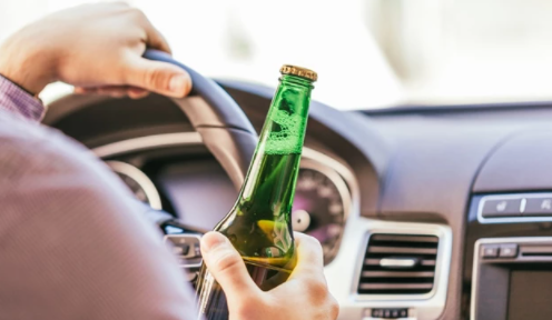 맥주병-들고-운전대-잡은-사람