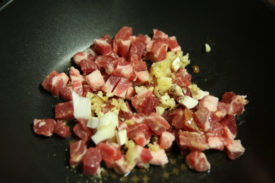 고기 볶는 모습