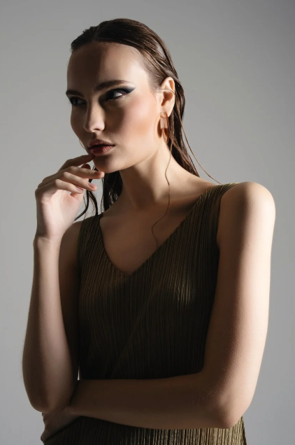 ‘소리 없는 사치’의 진화: 티 나지 않게 비싼 옷 5가지