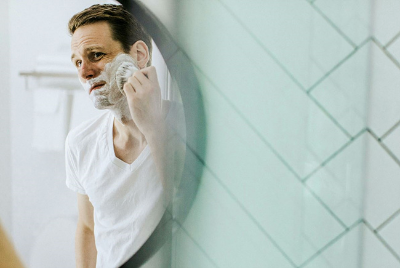 면도하는 남성 사진