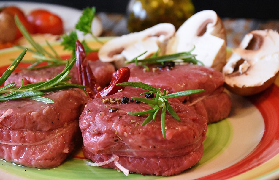 건강식단 야채를 포함한 스테이크 요리 사진