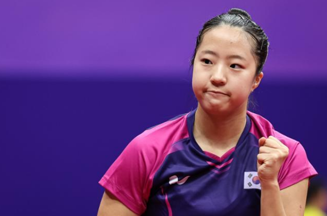 신유빈이 파이팅 하고 있다