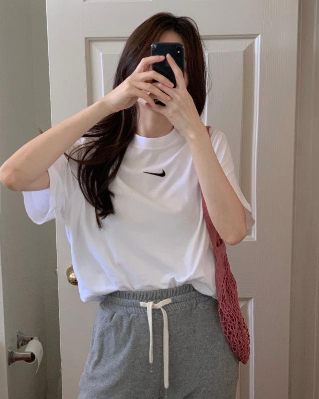 나이키 걸즈 프론트 스우시 박시핏 반팔티