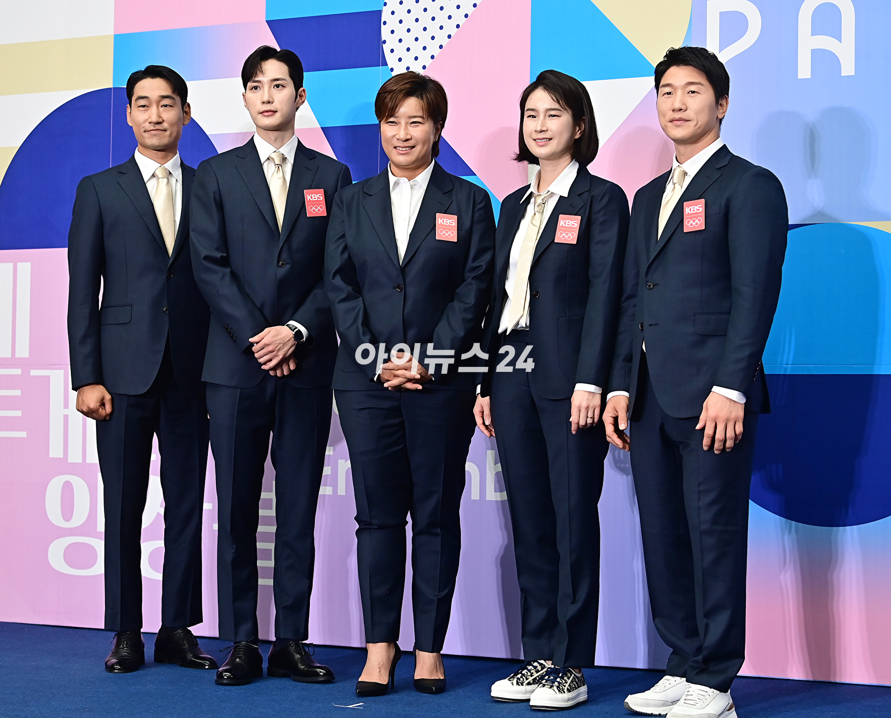 해설위원 김정환, 김준호, 박세리, 기보배, 이원희가 26일 오전 서울 여의도 KBS신관에서 열린 '2024 파리 하계올림픽 KBS 방송단 발대식’에서 기념촬영을 하고 있다. [사진=곽영래 기자]