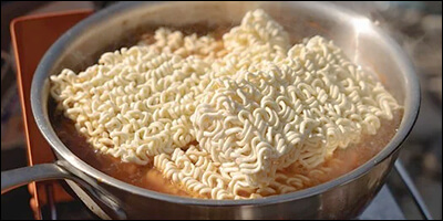 라면을 끓이고 있는 냄비