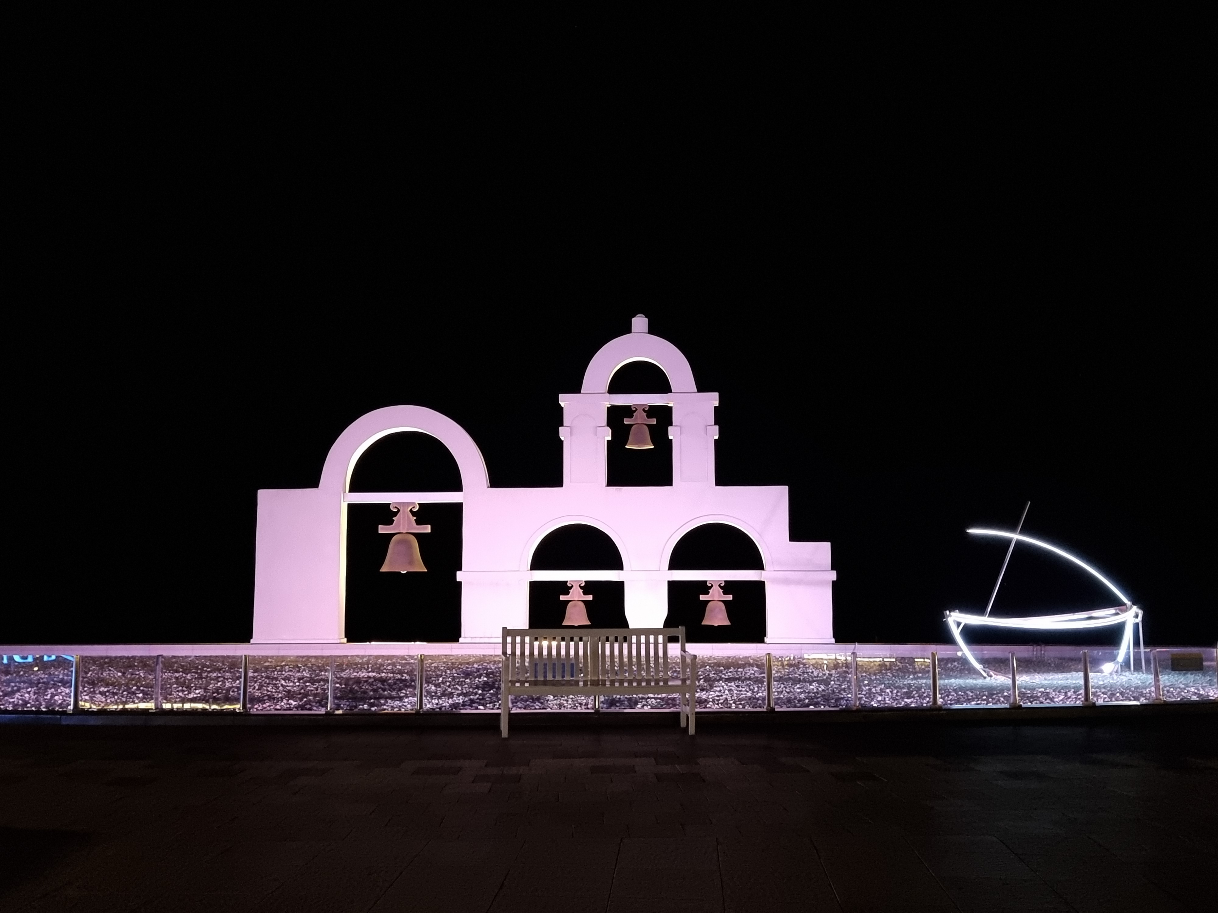 리조트 야경 돛단배