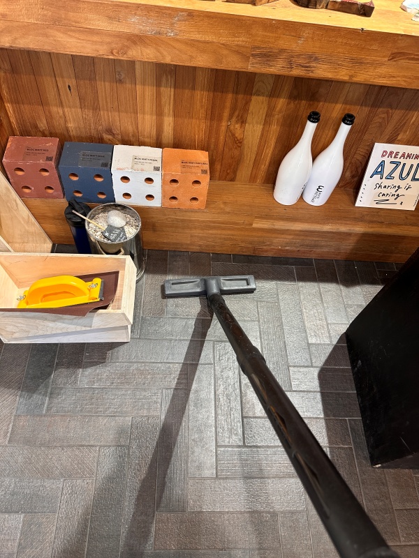 청소기로 바닥청소3