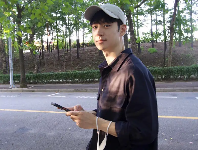 모자를 쓴 이제훈