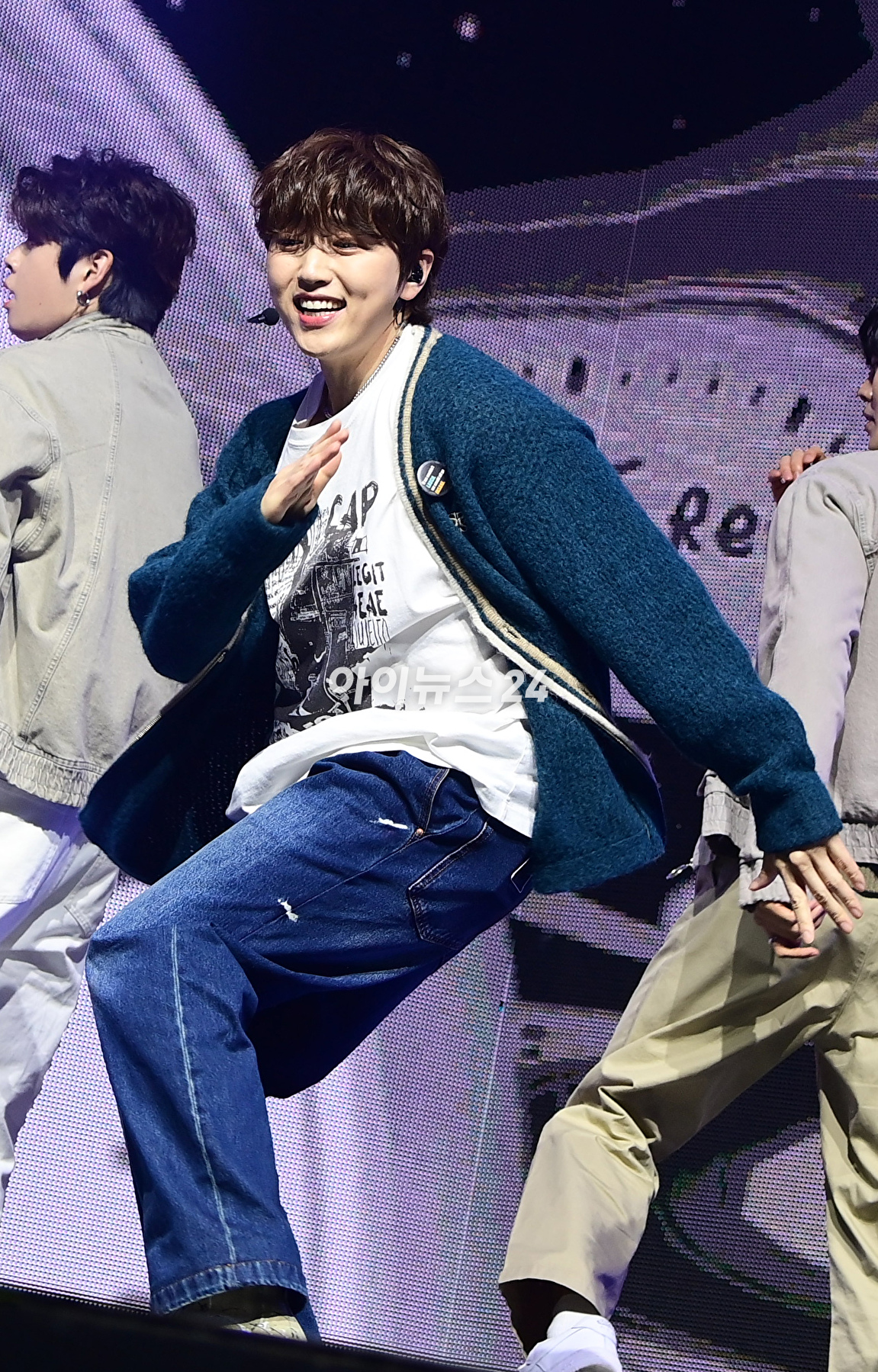 그룹 B1A4가 8일 오후 서울 광진구 예스24라이브홀에서 열린 그룹 B1A4(비원에이포) 미니 8집 '커넥트(CONNECT)' 발매 기념 쇼케이스에서 타이틀곡 '리와인드(REWIND)' 무대를 선보이고 있다. [사진=정소희 기자]