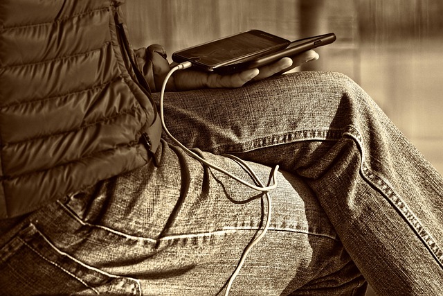 충전하면서 게임을 하거나 영상을 보면 기기가 뜨거워지고 배터리 수명이 빠르게 줄어듭니다.