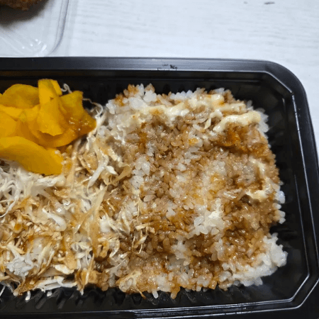 뚜껑 열린 치킨 도시락