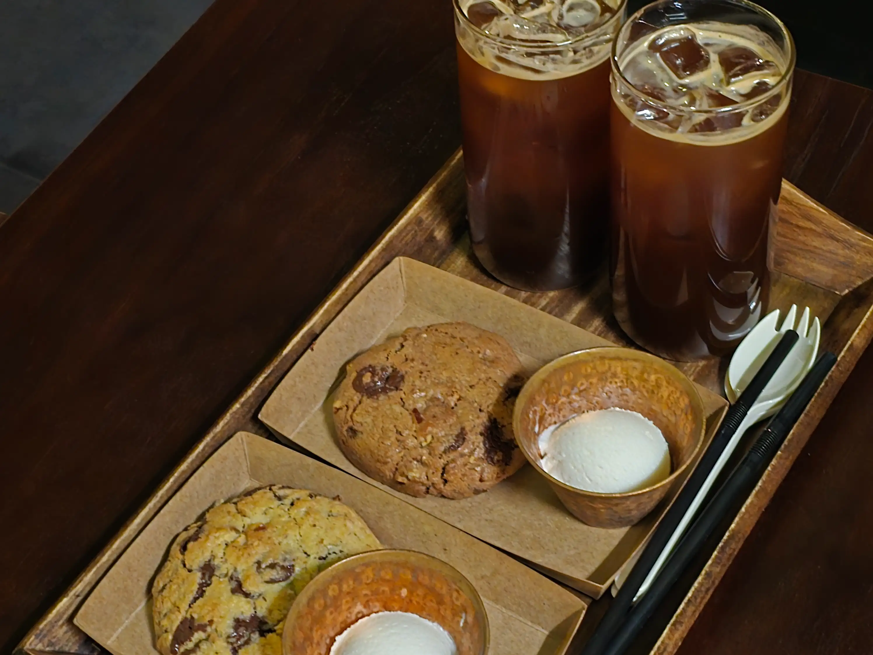 테이블 위에 놓인 먹음직스러운 초코 피칸 캐슈넛 쿠키, 윤기 나는 초콜릿과 견과류가 박혀있다