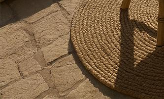 50대를 위한 디지털 노마드 창업을 상징하는 해안가 작업 공간