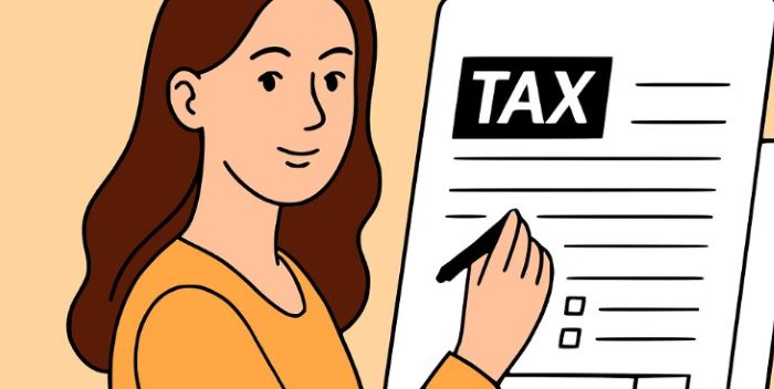 세금내역을 상징하는 종이를 들고 있는 여자