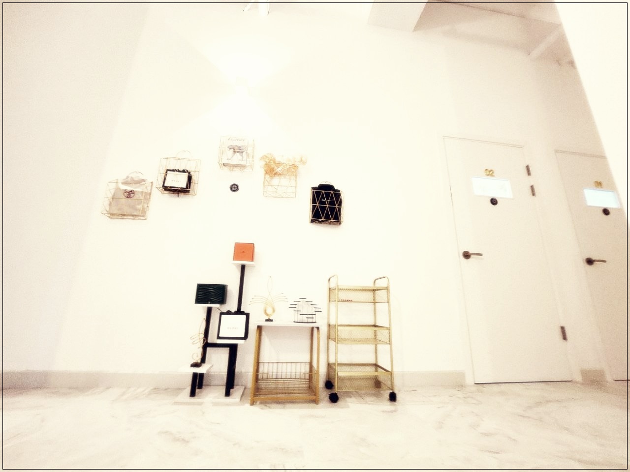 수원 호매실 까멜리아의 화이트톤 인테리어 복도