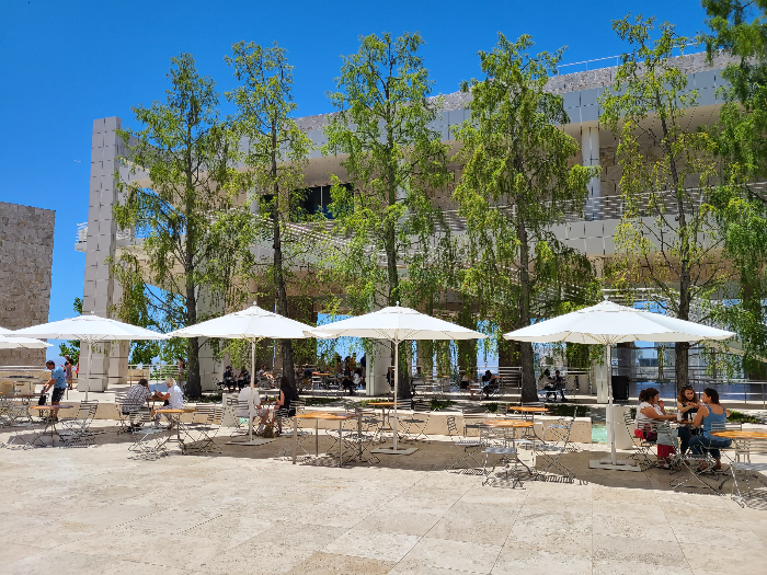 코트야드에는 음료를 마실 수 있는 자리가 마련되어 있다. 흰색 파라솔 4개가 한 줄로 있고, 그 아래에는 작은 테이블과 의자가 있다.