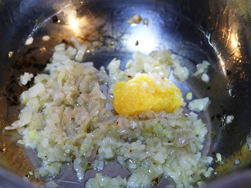 팬에서 볶는 샬롯, 다진 마늘