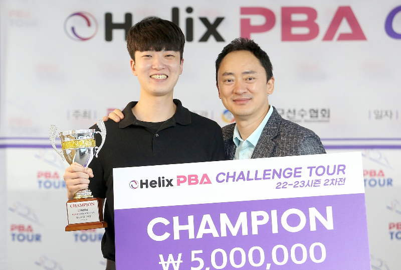 김행직 선수의 친동생, 김태관 선수의 챌린지투어 우승을 시상을 하고 있는 황득희 PBA투어 선수협회위원장