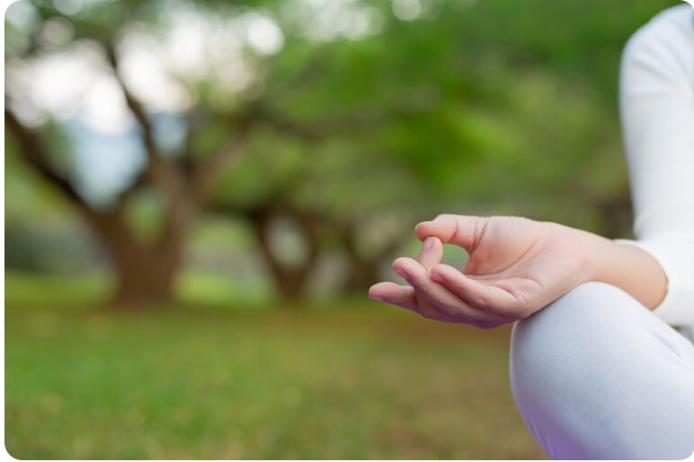 명상을 하고 있는 여성