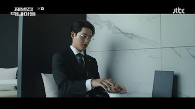 컵라면에 물을 받고 기다리고 있는 송중기 사진입니다.