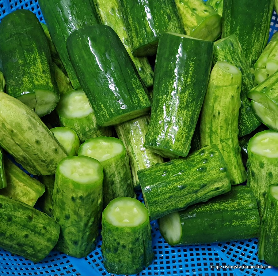 오이 소박이에 들어갈 소금물에 절여진 오이를 채반에 건진 사진