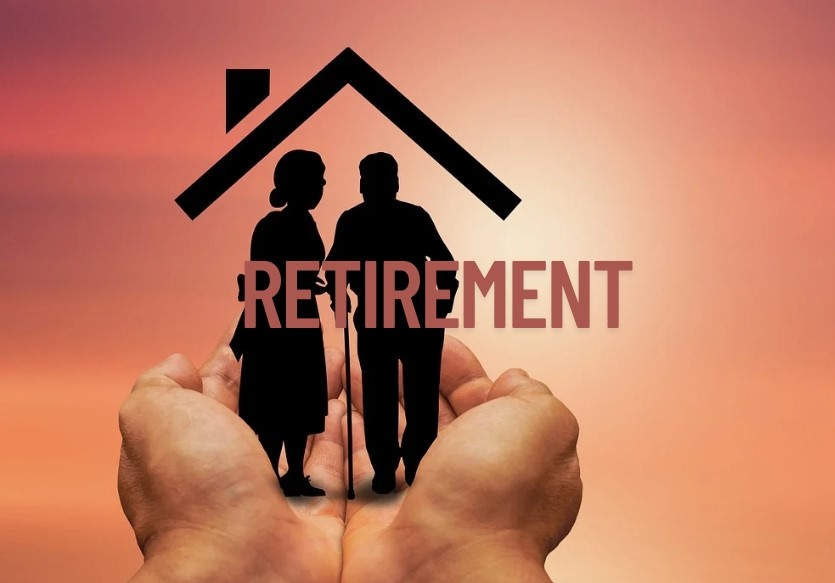 은퇴한 노부부가 서로 의지하며 서 있는 모습을 보호하는 손의 실루엣, 따뜻한 오렌지 배경 via canva