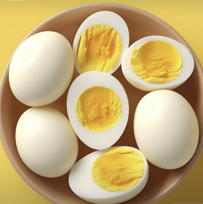 알부민이 풍부한 단백질 식품인 삶은 달걀을 담은 그릇 이미지