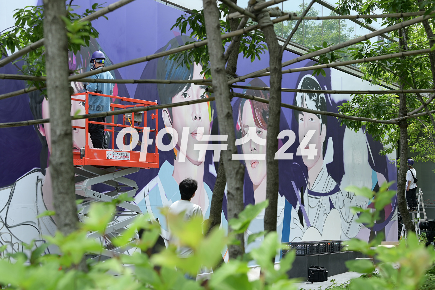 12일 오전 서울 용산구 하이브 사옥에 방탄소년단(BTS) 데뷔 10주년을 기념해 멤버들 얼굴이 그려지고 있다. [사진=정소희 기자]