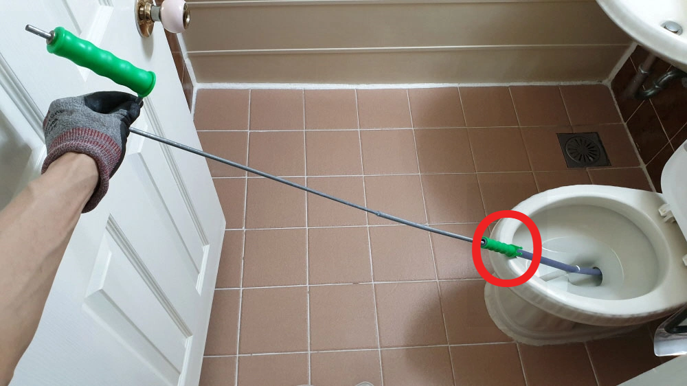 변기 뚫는 모습