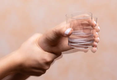 물컵들고있는손이 떨리는모습