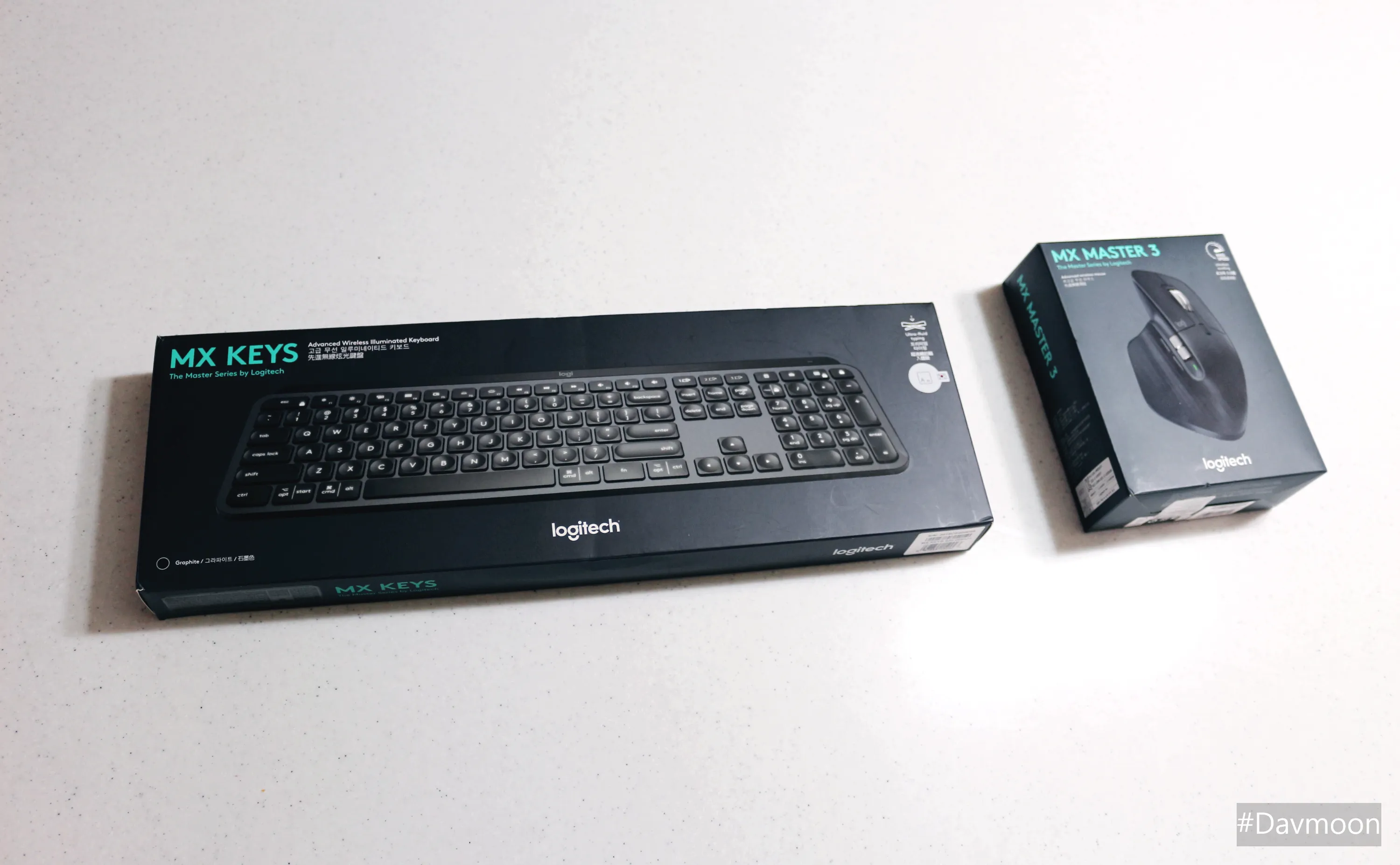 MX KEYS와 MX MASTER 3 박스 사진