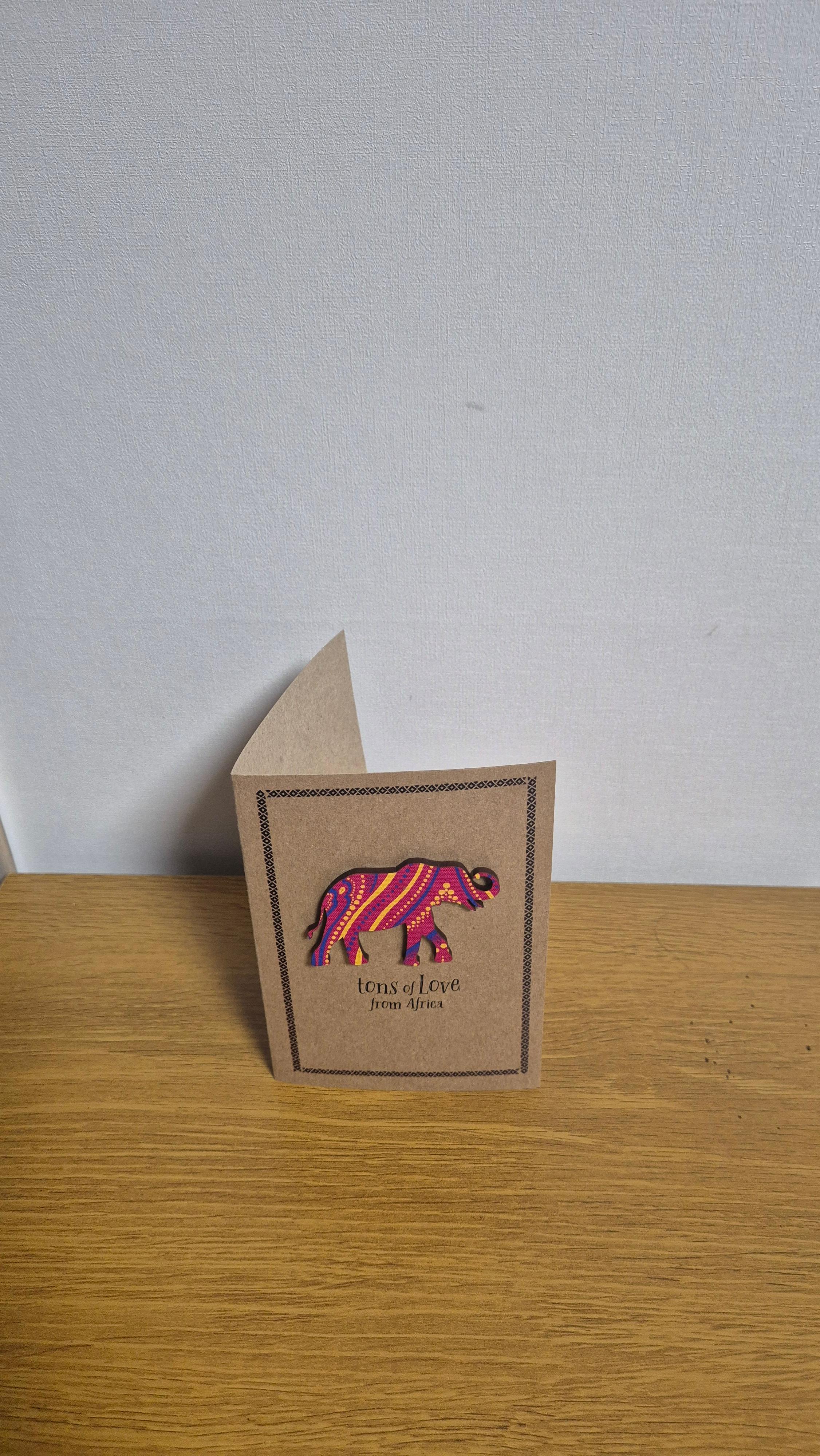 서랍장위 무지카드 위에 도톰한 코끼리 사진, from 아프리카