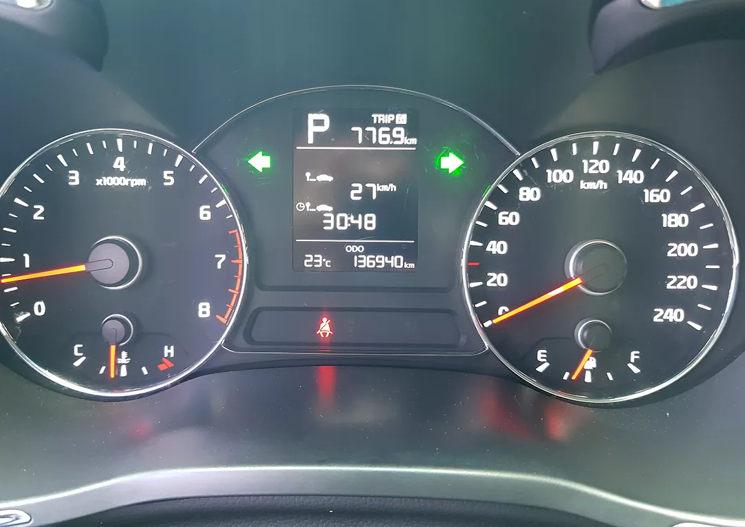 출발 전 연료 확인 계기판 사진.