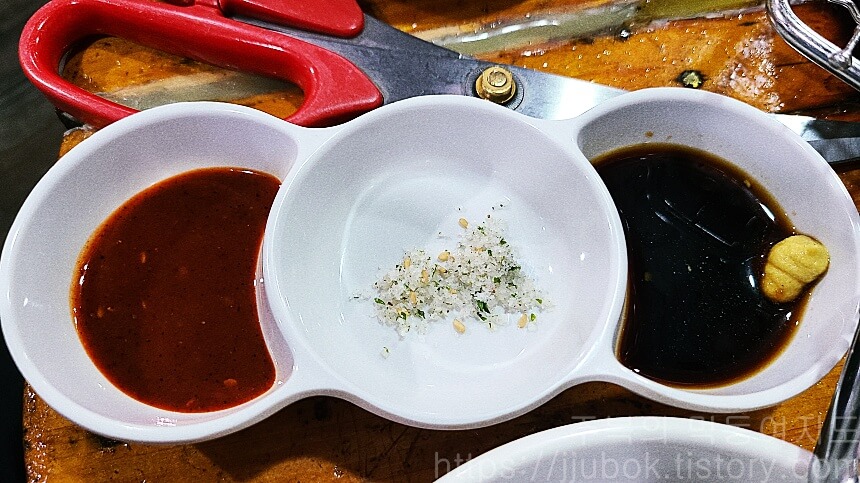 닭고집-숯불-닭갈비-밑반찬-소스