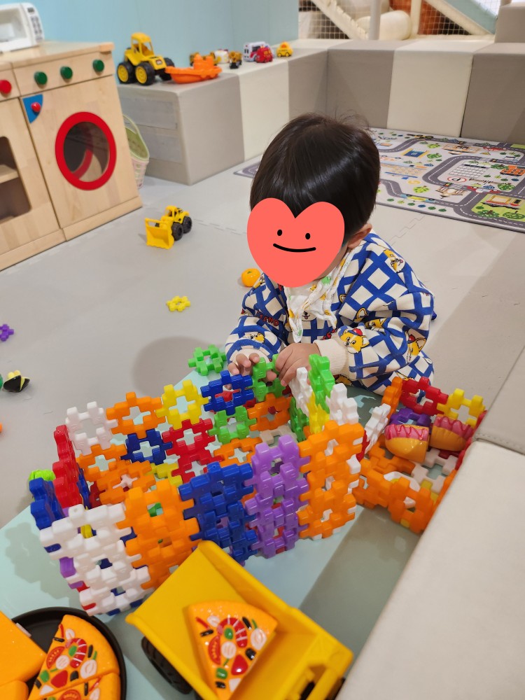 블록놀이를 하는 아이