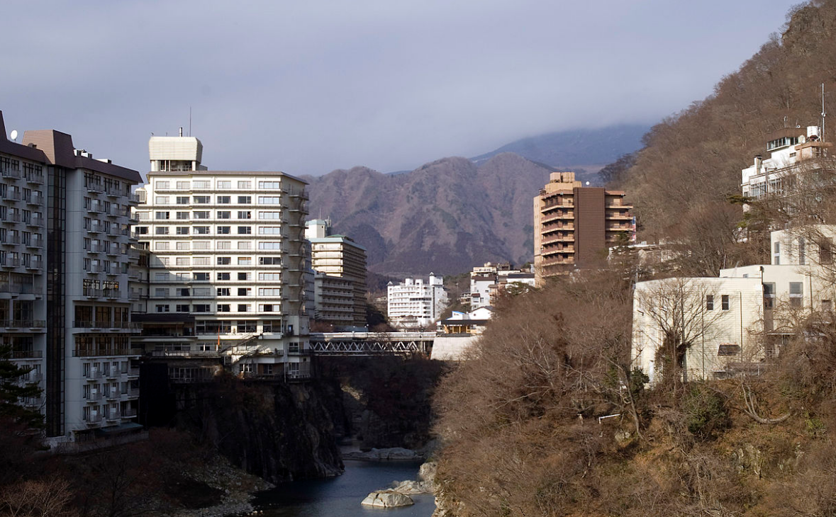 닛코시 건물과 자연이 어우러진 사진