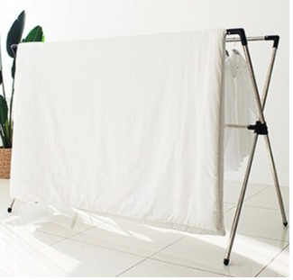 건조대에 하얀이불 널어둔 사진