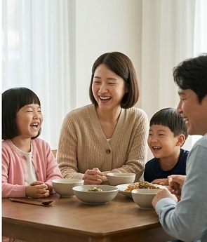 온 가족이 식탁에서 웃으며 이야기 나누는 모습