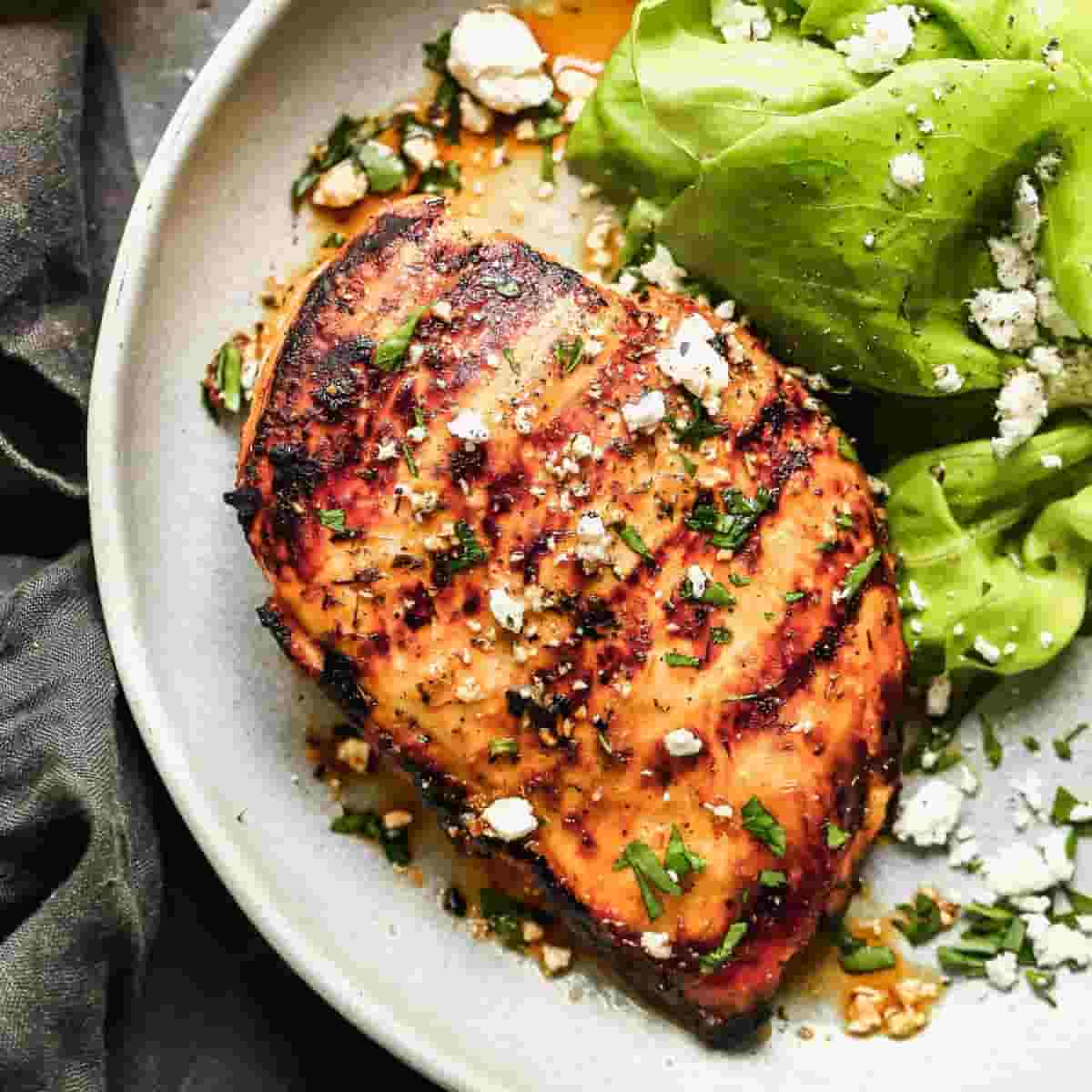 그릴 자국이 선명한 허브 마리네이드 닭가슴살, 단백질 보충을 위한 촉촉한 저지방 고단백 식단