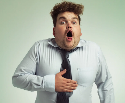 몸이 안 좋은듯 배를 잡고 있는 사람