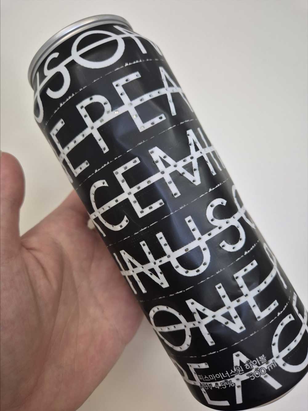 캔 전체에 구멍을 모두 뚫은 사진