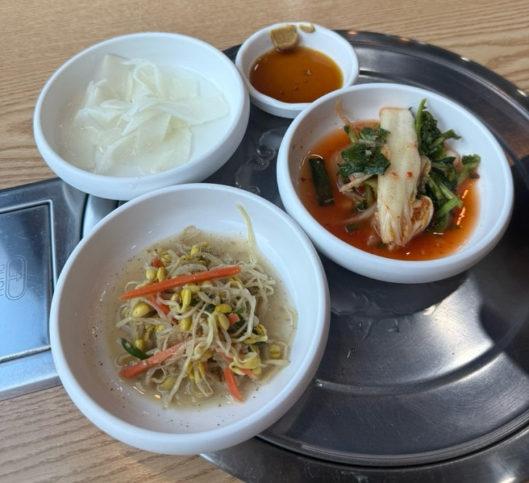 동루골막국수 반찬