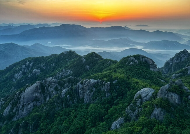 산에서 바라보는 붉은 노을