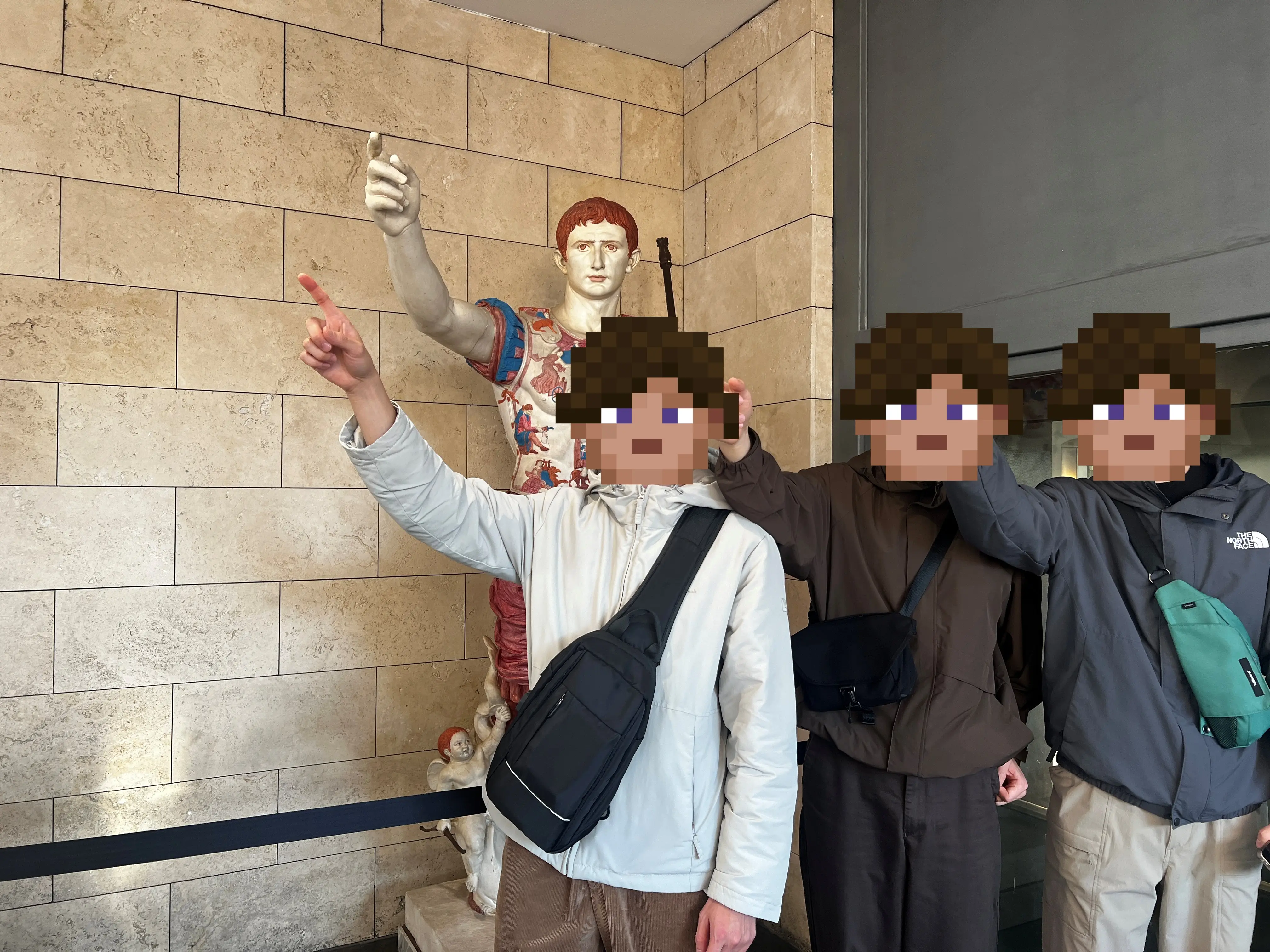 아우구스투스-조각상-따라하는-남자들